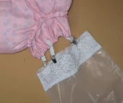 VYCPANÉ KALHOTKY S VNITŘNÍ KAPSOU A NOHAVIČKAMI S PODVAZKY